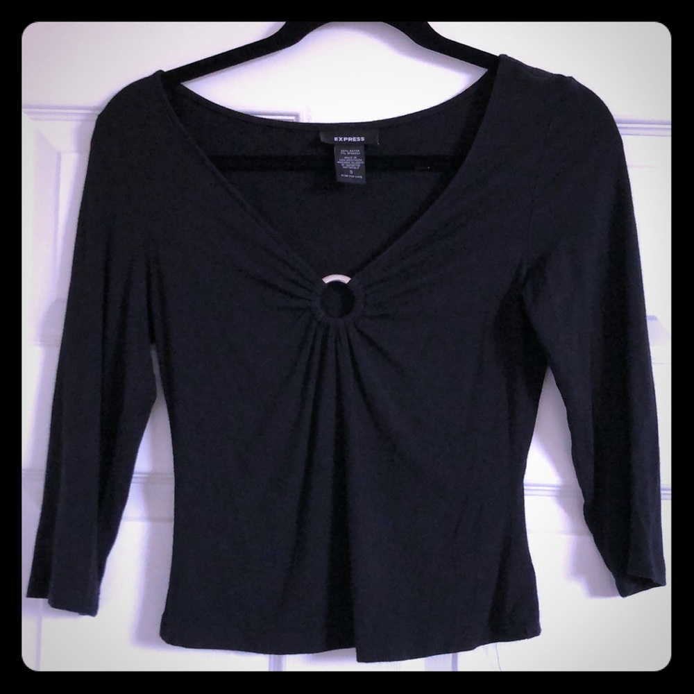 Express top with keyhole detail